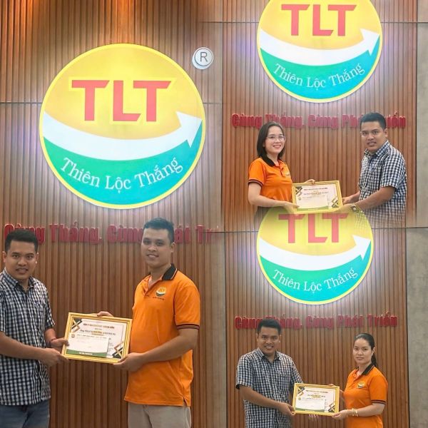 Ban Giám đốc Thiên Lộc Thắng trao giấy khen và phần thưởng đến các Anh/Chị CBNV, ghi nhận tinh thần trách nhiệm, sự tận tâm và những đóng góp tích cực trong công việc.