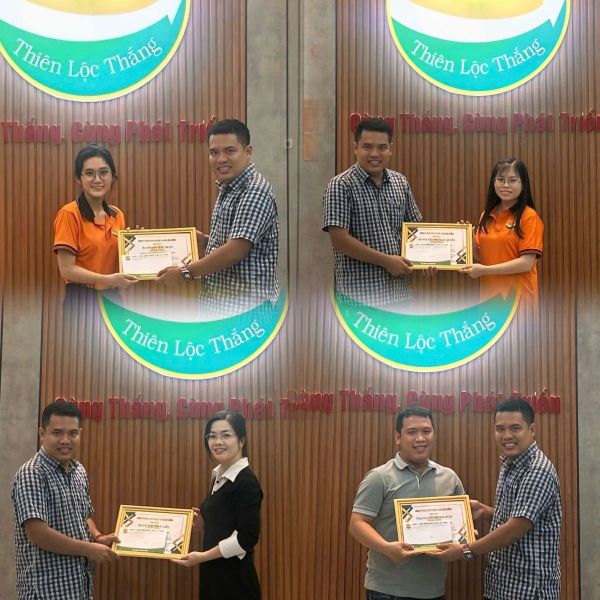 Ban Giám đốc Thiên Lộc Thắng trao giấy khen và phần thưởng đến các Anh/Chị CBNV, ghi nhận tinh thần trách nhiệm, sự tận tâm và những đóng góp tích cực trong công việc.